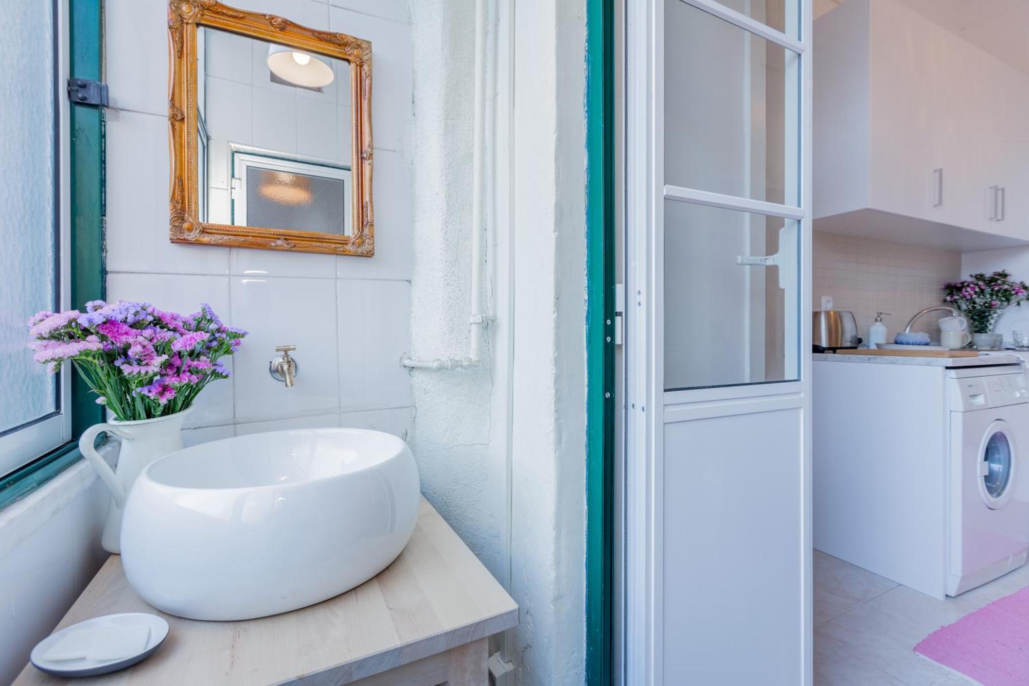 Spacious, Bright And Sunny Apartment, By Timecooler Lisbon Exterior photo